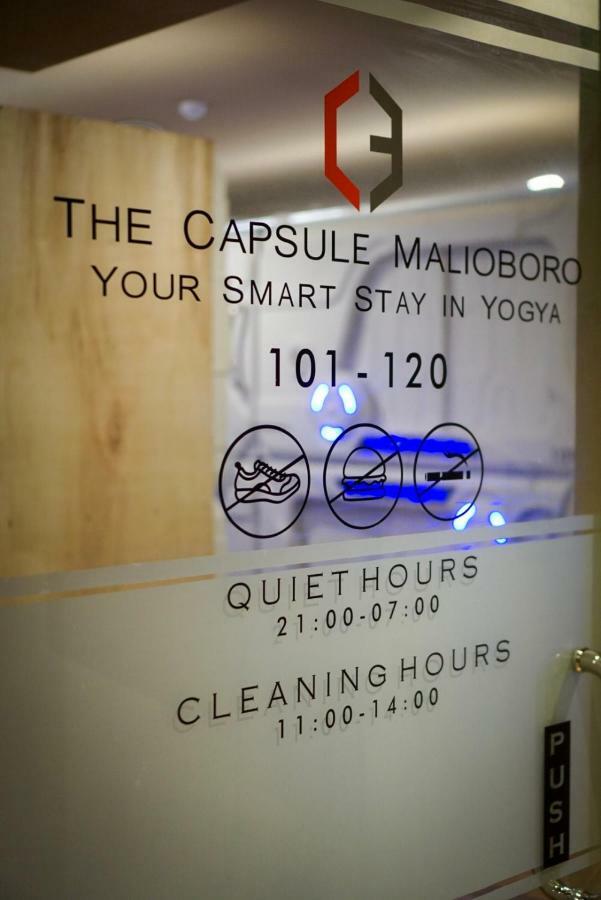 Albergue The Capsule Malioboro Yogyakarta Exterior foto
